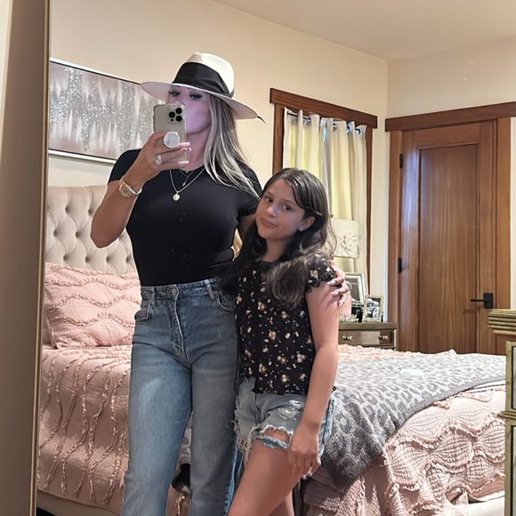 Meet your Posher, Nicole - Picture 2 of 16